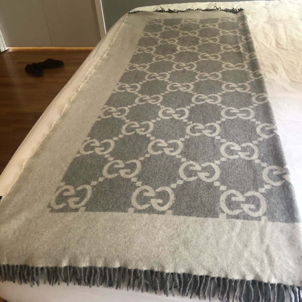 Auth Gucci Throw Blanket